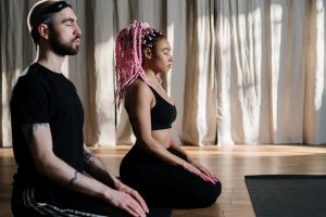 Como criar um ritual de meditação eficiente para aumentar sua produtividade (Foto de cottonbro no Pexels)